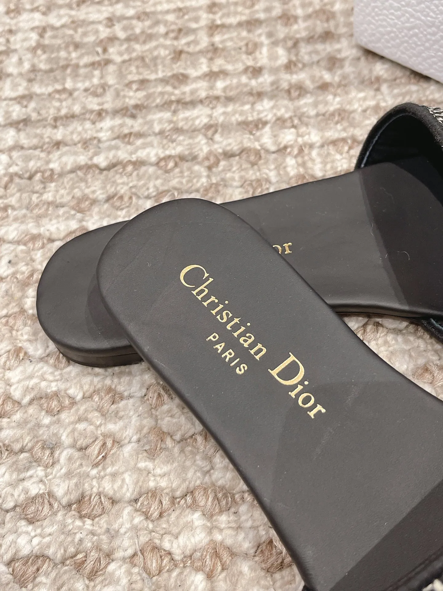 👟👟Ex-factory price 360👟👟 Dior slippers CD•Dior women's presbyopic embroidered leather-soled slippers ✅Christian Dior has always been synonymous with magnificence and elegance, and has always been at the top of the fashion palace. Of particular note: the embroidered pattern on the sole, which reproduces one of Christian Dior’s cherished symbols. ✅Original pattern packaging ✅Upper: selected embroidered cotton ✅Inner lining: imported sheepskin ✅Outsole: original genuine leather sole ✅Number of codes: 35-40 (40 41 42 custom-made are not returnable)